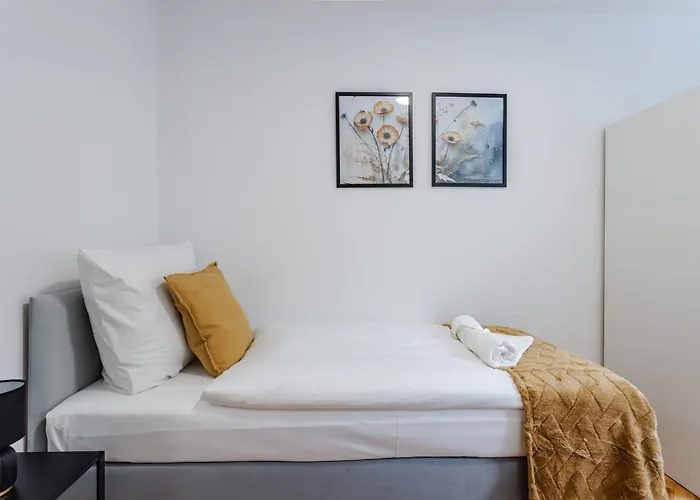 Wawrzyniaka Very Berry Modern For 6 Guests Near Old Zoo By Renters * Poznan