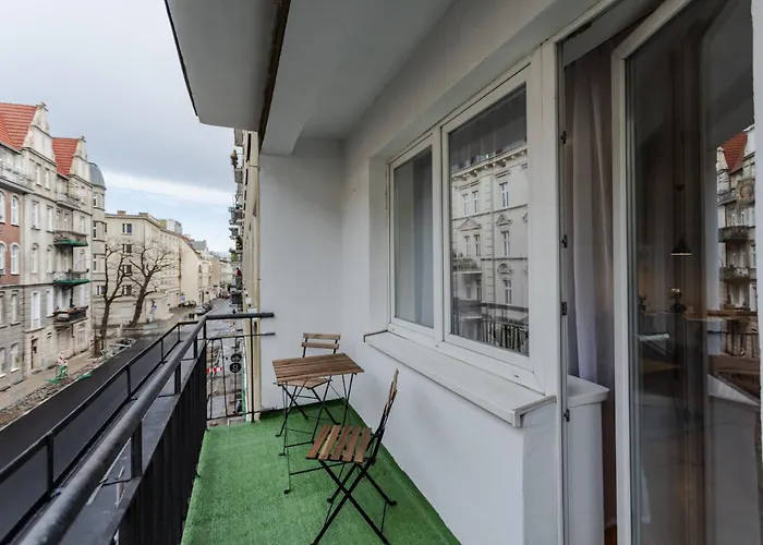 Wawrzyniaka Very Berry Modern For 6 Guests Near Old Zoo By Renters Apartment Poznan