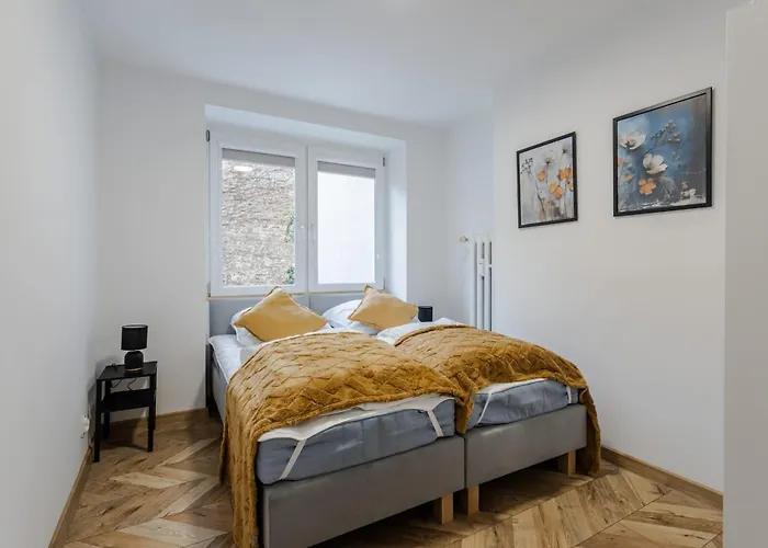 Wawrzyniaka Very Berry Modern For 6 Guests Near Old Zoo By Renters Apartment Poznan